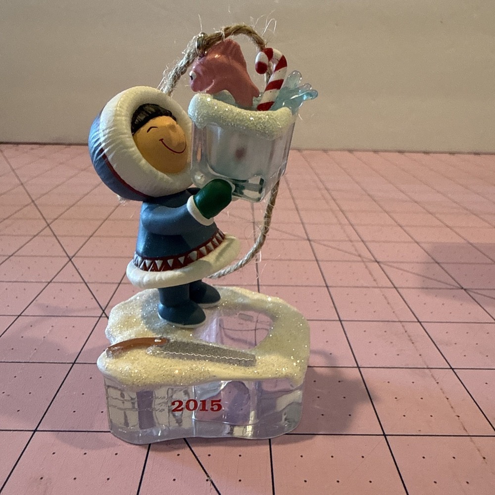 2015 Hallmark Frosty Friends Ornament – Fishbowl Ice Block Scene – #36 in Series